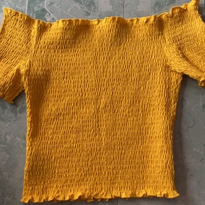 Gul off shoulder tröja - Oanvänd tröja i bra skick köptes ganska nyligen 