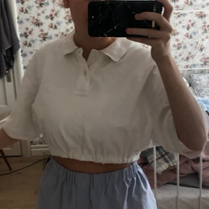 Fila tröja - Kroppad pikétröja med resår.