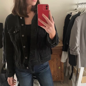 Svart jeans jacka  - En svart jeans jacka från mango, andvänd fåtal gånger och därför säljs.