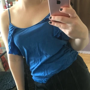 Linne med detaljer - Jättefint linne från Zara Small. Lite slitet men annars fint! Sista bilden är detaljer på ryggen🦋                     Pris kan diskuteras så hör av er vid frågor! 😊obs skriv till mig innan ni klickar på köp nu 💓