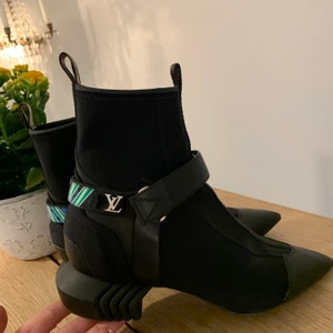 Louis Vuitton stövletter  - INTRESSEKOLL!  super fina Louis Vuitton stövletterna, strl 40. Knappt använda. Snygg till både kjol och byxer. Jag fick skorna av mamma som jobbade på LV förut (har även hennes gamla visitkort om någon vill se och hennes namn) Hör av dig vid intresse så kan priset diskuteras! Louis Vuitton box och tygpåsar ingår självklart(org pris 9.500) 