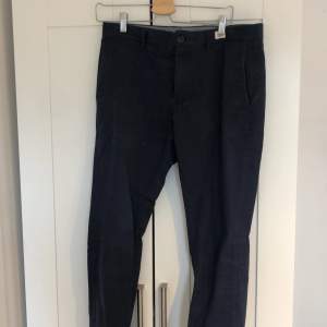 Snygga Tommy hilfiger chinos i marinblått condition är runt 8,5/10 använda 2 gånger nypris 1100