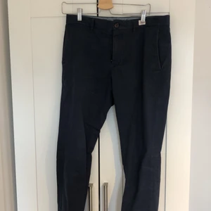 Chinos tommy hilfiger - Snygga Tommy hilfiger chinos i marinblått condition är runt 8,5/10 använda 2 gånger nypris 1100