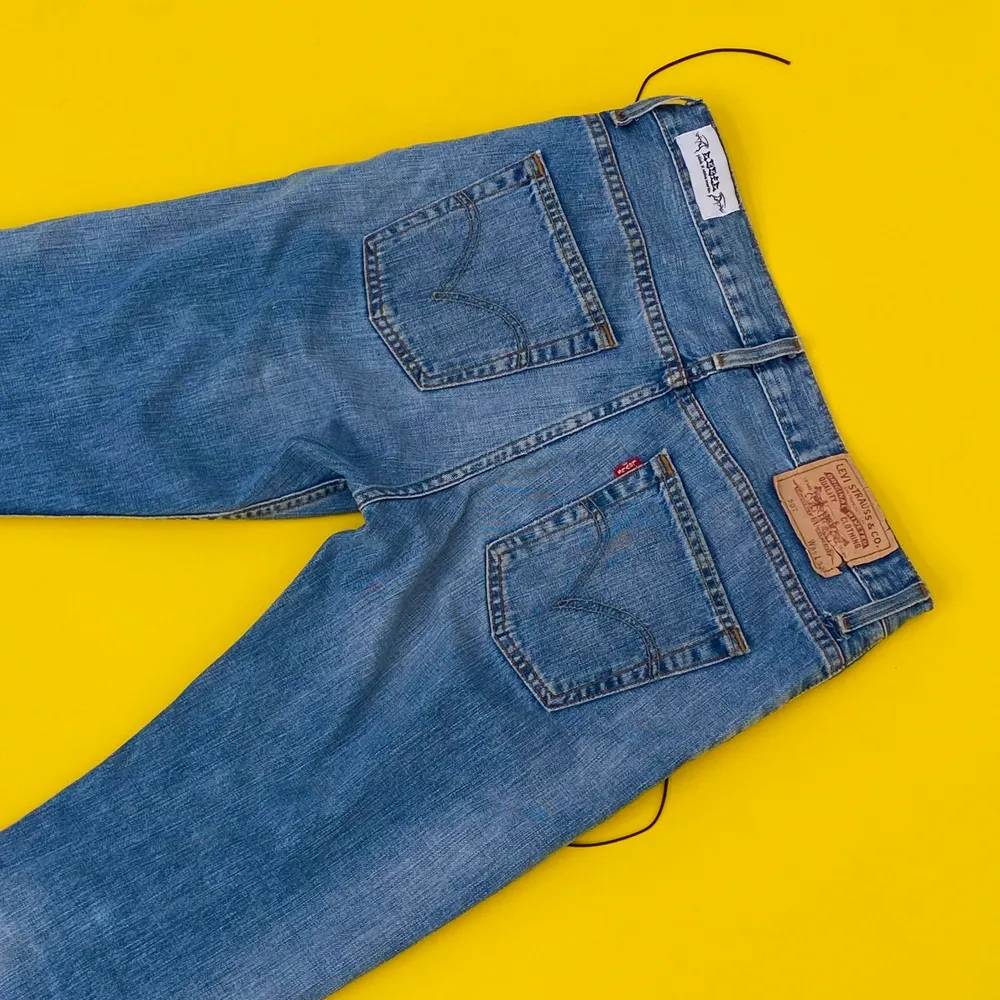 Levi’s secondhand-jeans med svart snörning. Designade av Ezzie i samarbete med Ebba Martin. (Shipping only within Sweden) . Jeans & Byxor.