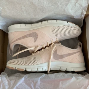 Nike Träningsskor - Helt oanvända träningsskor från Nike 💕 Väldigt lätta och mjuka, passar perfekt till gymmet! Nypris ca 300kr