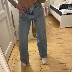 Ett par super snygga och trendiga jeans från bikbok som är super snygga i färgen och formen. Dom är i storlek 34 och säljer för 200 och köparen stråt för frakten💕