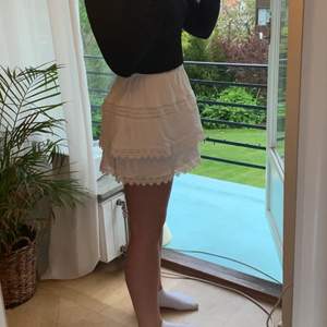 ⚡️BUDGIVNING⚡️                                                                                  Supersnygg kjol med volanger och spets från Gina, strlk M men passar även en S. Fler bilder kan fås vid intresse! Köparen står för frakt🥰 