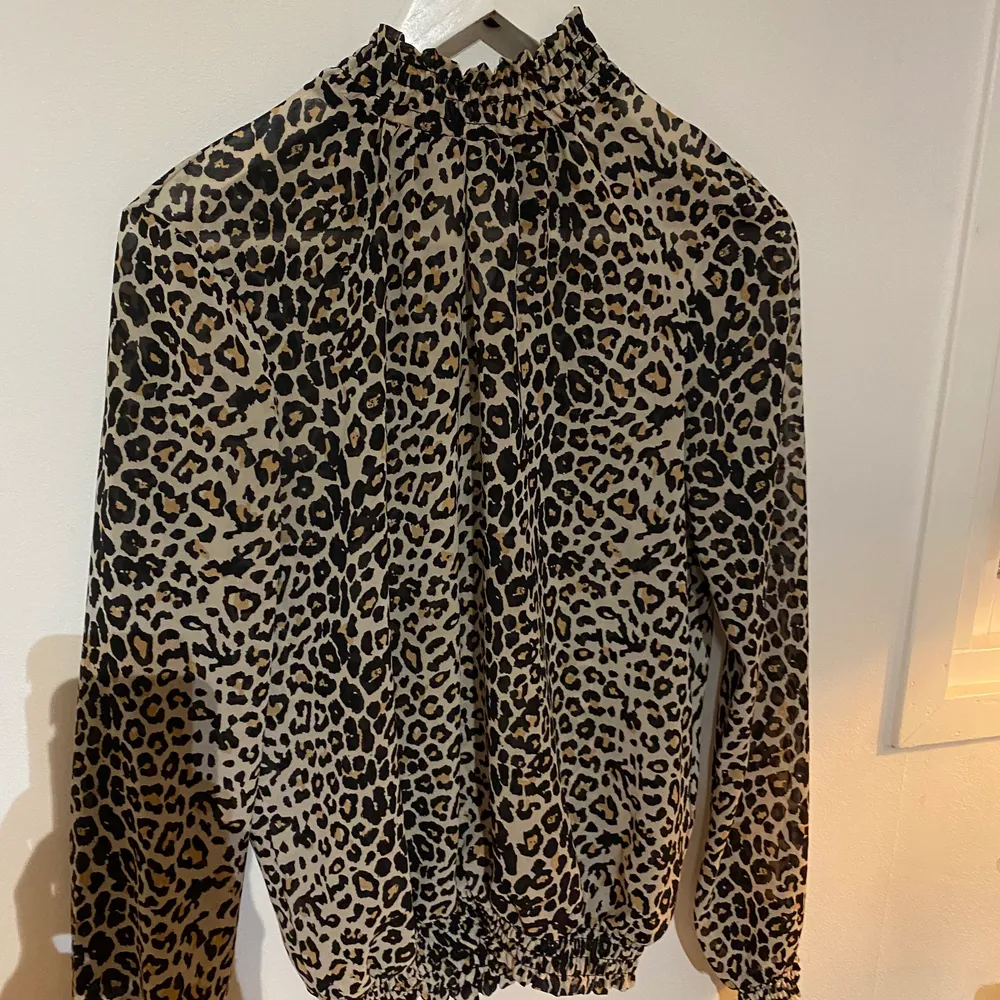 Säljer min leopard blus från märket pieces inköpt från nelly.com i storlek xs. Tröjan är hög i kragen och är i väldigt bra skick. Köpare står för frakten💛. Toppar.