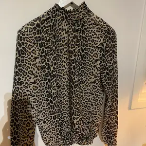 Säljer min leopard blus från märket pieces inköpt från nelly.com i storlek xs. Tröjan är hög i kragen och är i väldigt bra skick. Köpare står för frakten💛