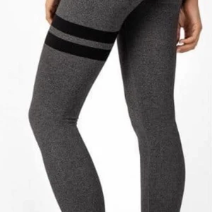 Stronger tights  - Säljer dessa snygga stronger tights pågrund av att de inte kommer till användning. Storlek xs/s. Använt dessa 1-3 gånger💜 frakt tillkommer ej! Ordinarie pris 699kr säljer för 480kr priset kan diskuteras. Hör av er vid intresse💕