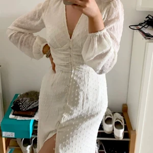 Gina tricot klänning - Säljer finaste sommarklänningen från Gina Tricot, slutsåld på hemsidan! Endast testad och har lapparna kvar (kan skicka fler bilder privat). Bild 2 är lånad från ginas instagram! Säljer den då jag tappat bort kvittot och känner att jag inte kommer använda den🌸 storlek 34! Kan även passa stl 36!