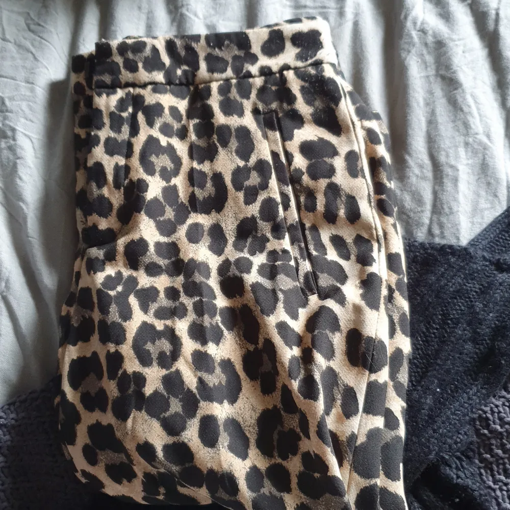 Säljer dessa leopardmönstrade kostymbyxor från Zara då jag känner att de inte längre är min stil och inte har kommit till användig på flertalet år.  De är i storlek xs.. Jeans & Byxor.