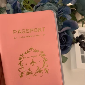 Passfodral  - Superfint fodral till passet. Aldrig använt och den är i superfint skick. Frakten ingår i priset