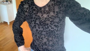 Svart leomönster från 365.  - Svart topp i leomönster. Genomskinlig. Från märket 365, stl. S. Elastan och polyester. Begagnat men gott skick🌻 Budgivning. Pris + fraktkostnad. 