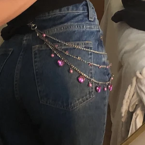 ”Hängsmycke” - Sååå snygg extra detalj, men har inte kommit till så mkt användning som jag tänkt mig. Ett hjärta saknas , men det syns inte i helhet. Köpt här på Plick!!💕