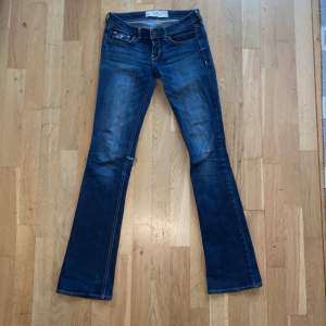 Snygga hollister jeans som är lågmidjade och bootcut, storlek 00, W 23 L 33✨ Har lite slitningar bild 3, köparen står för eventuell frakt, så fina men tyvärr växt ur dem