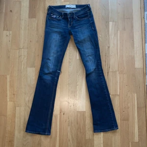 Hollister lågmidjade bootcut jeans  - Snygga hollister jeans som är lågmidjade och bootcut, storlek 00, W 23 L 33✨ Har lite slitningar bild 3, köparen står för eventuell frakt, så fina men tyvärr växt ur dem