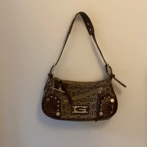 Guess väska  - Säljer min favorit guess väska⭐️I väldigt bra skick o alla diamanter o nitar kvar⭐️Köp direkt för 400kr