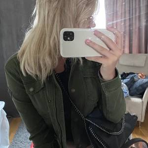 Militärgrön jacka  - Säljer min fina militärgröna jacka, super bra skick och fin till sommaren. Storlek Xs men jag är en ”S” och den passar bra 