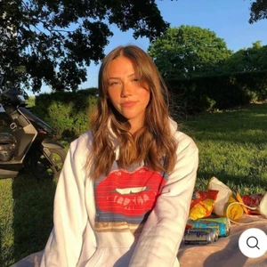 The cool elephant hoodie  - Säljer min nästan helt oanvända the cool elephant hoodie. Super snygg men kommer inte till användning. Köpte för 600 säljer för 300💗 Skriv i dm för fler bilder:)