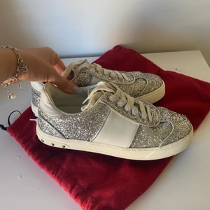 Valentino skor - Valentino skor köpta från vestiarie collective så äkthetsbevis finns därifrån !!! Så snygga silver glittriga 😍 storlek 39.5!! Inga nitar borta, bra skick!! Dustbag medföljer ej. 2000 kr