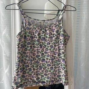 Gulligt linne - Jättesöt topp/linne från H&Ms barnavdelning! Storlek 146/152 men passar XS-M beroende på hur tajt man vill att det sitter! Frakt 48kr står köparen för!💘