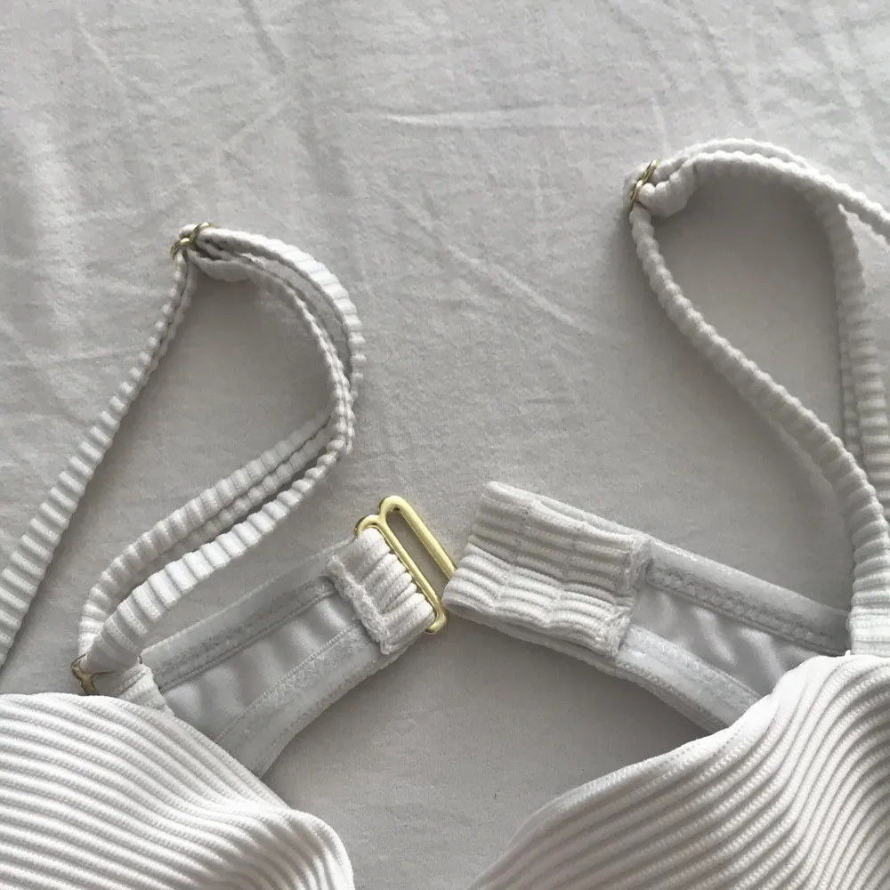 En fin vit bikini från H&M i storlek 75B passar även 80B. Övrigt.