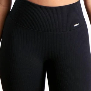 Aimn svarta seamless tights - Säljer nu mina seamless tights i färg svart från aimn, då de bara ligger i garderoben. (frakten inkl. i pris)💕 Går att få fler bilder🥰