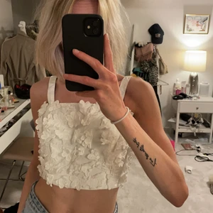 Sommartopp från zara  - Säljer denna snygga sommartoppen från Zara. Stl 34, sitter väldigt bra och väldigt skön. Säljer för 100kr 