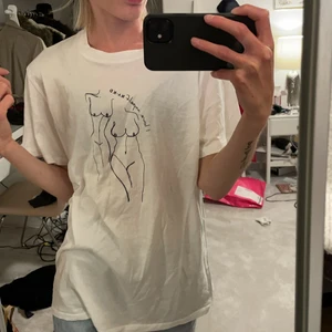 T-shirt från nakd med tryck - Säljer T-shirt från nakd med tryck! Säljer för 70kr. Stl S, men väldigt lång och skön. 