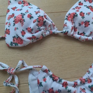 Superfin bikini - Säljer denna superfina bikini då den tyvärr var för liten för mig! Storlek L men liten i storlek skulle säga att toppen är i ca S och underdelen är justerbar, aldrig använd💗