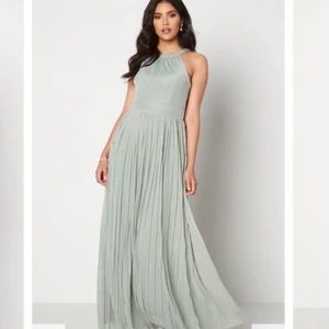 Balklänning - Säljer min balklänning från förra året, den är verkligen super fin och i jättefint skick! Storlek Small. Nypris till denna klänning är 999kr som ni ser på sista bilden. Jag säljer den för 350kr❤️ lånade bilder från bubbleroom