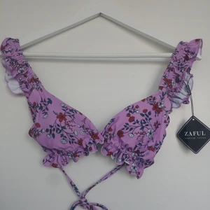 Bikini - Så gullig bikiniöverdel från zaful i nyskick. Lila/rosa med blommor, knytning baktill och justerbara band. Stl 40 men mer som en 38. Skriv privat för fler bilder💕