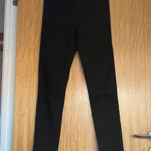 Jätte sköna och stretchiga svarta slitna jeans från Zara, i storlek 38. 