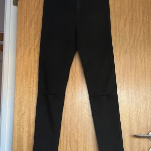 Svarta slitna jeans från Zara 🖤 - Jätte sköna och stretchiga svarta slitna jeans från Zara, i storlek 38. 