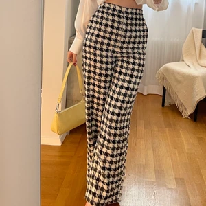 Mönstrade byxor från Zara - Ascoola mönstrade byxor från Zara. Aldrig använda, lappen kvar. Tyvärr lite för små och lite för korta för mig som är 177 cm. 🤍🖤💛 Köparen står för frakten. Kan annars mötas upp i Lund.