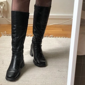 Svarta läderboots strl 39 - Svarta läderboots i mycket bra skick! Storlek 39✨ Köpt second hand men knappt använt de själv då de är lite små för mig. Frakt inkluderad!