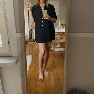 Vintage Dress - En oversized vintage klänning som har en lite kavaj-vibe i väldigt bra skick. Skulle säga att den passar S-L beroende på vilken fit man vill ha.  