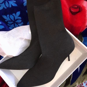 Ny svart sock boot - Helt ny! Bara provat; finns fortfarande i förpackning. Storlek 41; 25,5cm (liten i storklek) klack höjd :9cm