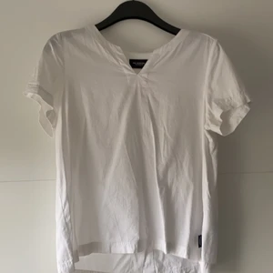 Vit enkel blus - Vit enkel blus med fin detalj i ryggen. Är från märket Holebrook Sweden. Kan mötas upp i Göteborg/Nyköping alternativt skicka om kund står för frakt 🌼