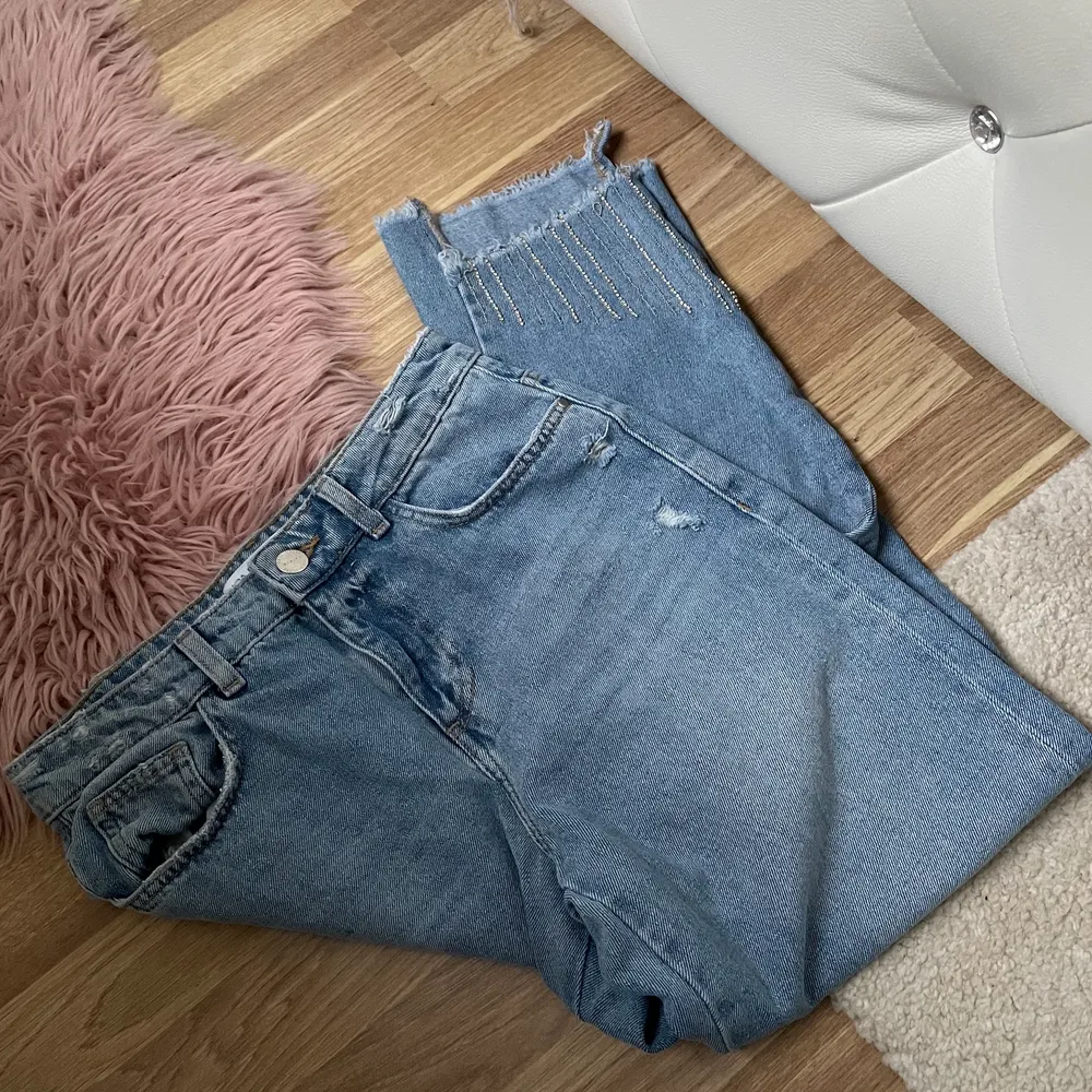 Zara jeans i storlek 36! Jeans är nästan oanvänd och är i mycket gott skick. Kontakta mig för flera bilder 💞✌🏻😊. Jeans & Byxor.