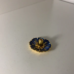 Blå och guld Incense hållare - Säljer dennna incense hållaren. Totalt ny har bara använt 1 gång och passar perfekt! ( man får en liten incense stick med den❤️)