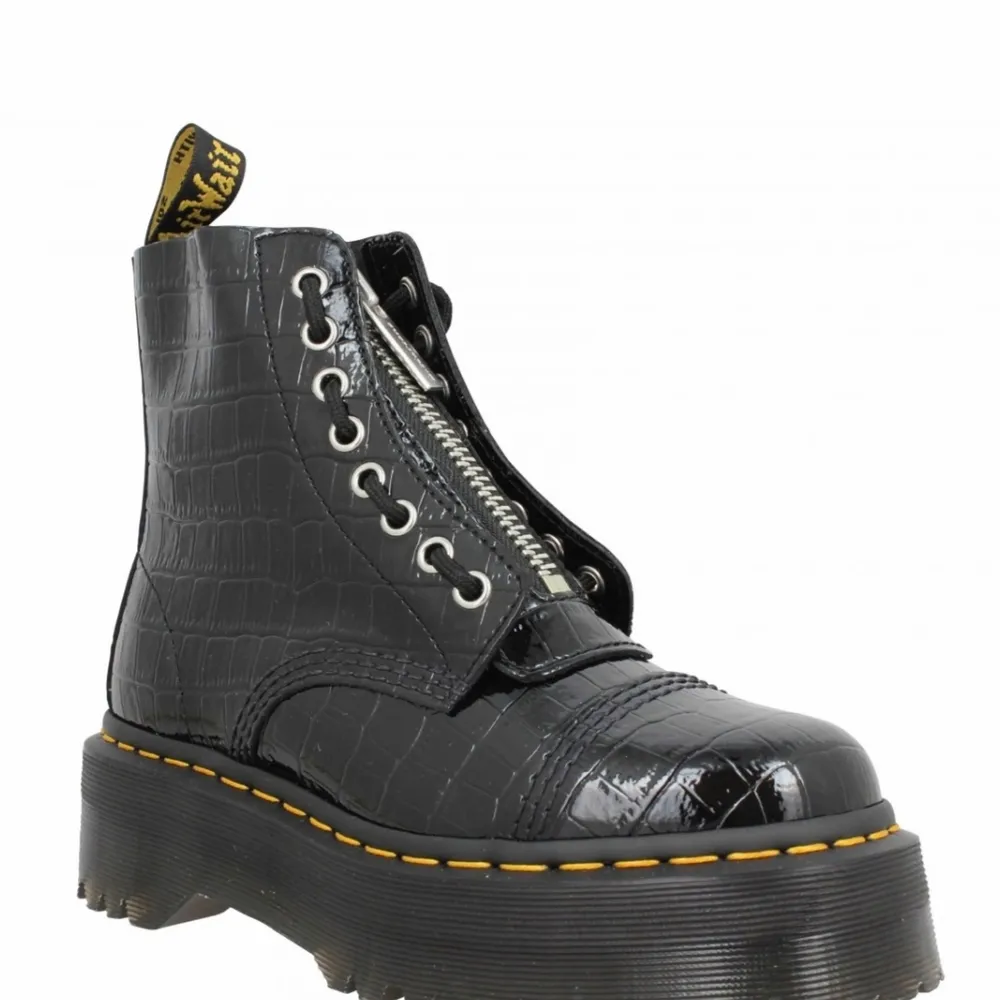 Helt nya dr martens storlek 40 säljes eller byta mot samma modell fast i vanlig svart .alternativt vinröd, vita. . Skor.