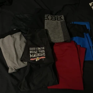 Träningstights  -  • Blåa Northen Spriit tight strl S. 130kr • Svarta tights BLACC strl M. 80kr • Gråa BB tights strl M (aldrig använd) 150kr • Svart spräckliga tights från WORKOUT EMPIRE strl M. 100kr • Röda tights strl S. 70kr • Svarta tights från Northen Spirit strl S. 110kr • Svarta tights från Northen Spirit (tryck bak) strl S. 120kr • Gråa BB tights strl M. 100kr