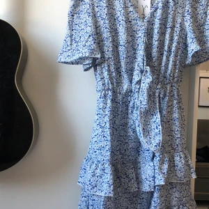 ljusblå sommarklänning!  - supersöt sommarklänning som endast är testad! Tyvärr passade denna inte mig vilket är jättesynd så jag hoppas någon annan för användning för den. jättefina volanger och ett knyte i mitten, blommigt mönster. skriv privat för flera bilder❤️