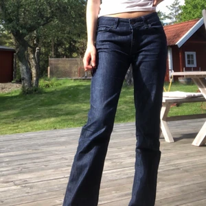 Lågmidjade jeans - Lågmidjade jeans från boomerang använd fåtal gånger. Långa i benen, jag är ca 173 och för mig går de ner till marken. Kan skicka fler bilder om de behövs💕