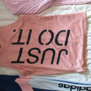 adidas gant och nike paketpris - Säljes tillsammans allt är nytt/nyskick.strl L På tröjorna och XL på byxorna alt för endast 350 kr