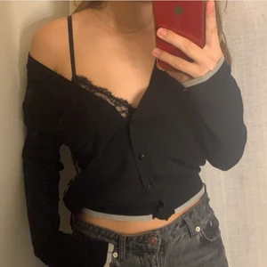 Leo kofta - Säljer denna as balla kofta som bara ser svart ut framifrån men som har ett väldigt coolt Leo print på baksidan i coolt material!! Så unik kofta och man kan både ha den till fest och vardags❤️ märker är baum und pferdgarten