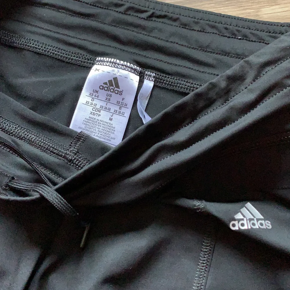 Superfina byxor f Adidas i träningsmaterial, sköna till sommaren. Samfraktar!. Jeans & Byxor.