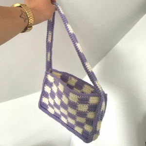 Virkad väska  - En egenvirkad supersöt rutig väska som får plats med allt det vardagliga🍀🍀 garnet är 100% återvunnet och allt är gjort för hand💓💓                                                            Priset kan diskuteras vid smidig affär.                               Kan frakta eller mötas upp💚                                   Säljer fler liknande accessoarer och kläder på min sida eller på instagram @lucu.studio 